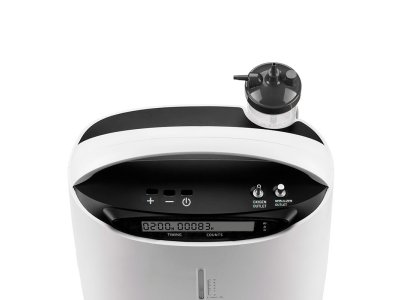 Detail ovládacího panelu koncentrátoru kyslíku s regulací průtoku a funkcí nebulizace