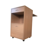 Noční stolek s jídelní deskou pro snadnější podávání jídla ležícímu.