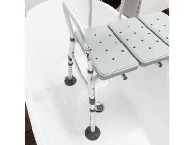 Detail uchycení židle Bath Tim s přísavkami pro bezpečné použití ve vaně.