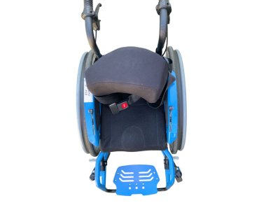 Aktivní mechanický vozík se zádovou opěrkou pro děti se skoliózou Berollka Filou č. 169