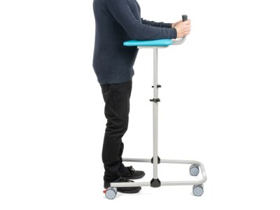 Vysoké chodítko s podpůrnou deskou – použití v praxi